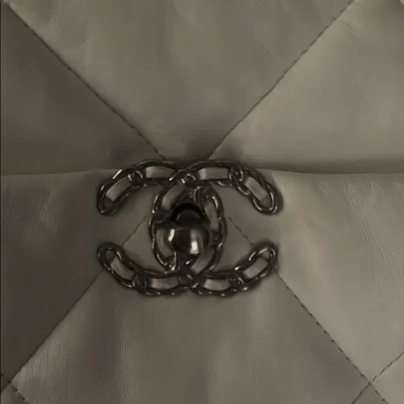 CHANEL 19 White, silver, and gold Quilted Shoulder Bag with Flap Closure - Picture 7 of 10